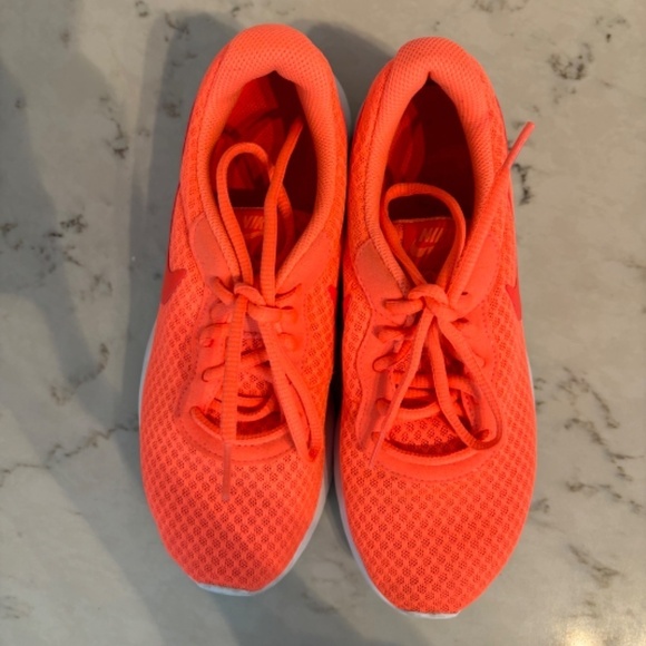 Nike Tanjun Women’s Running Shoe Size 8 Orange - Picture 3 of 9